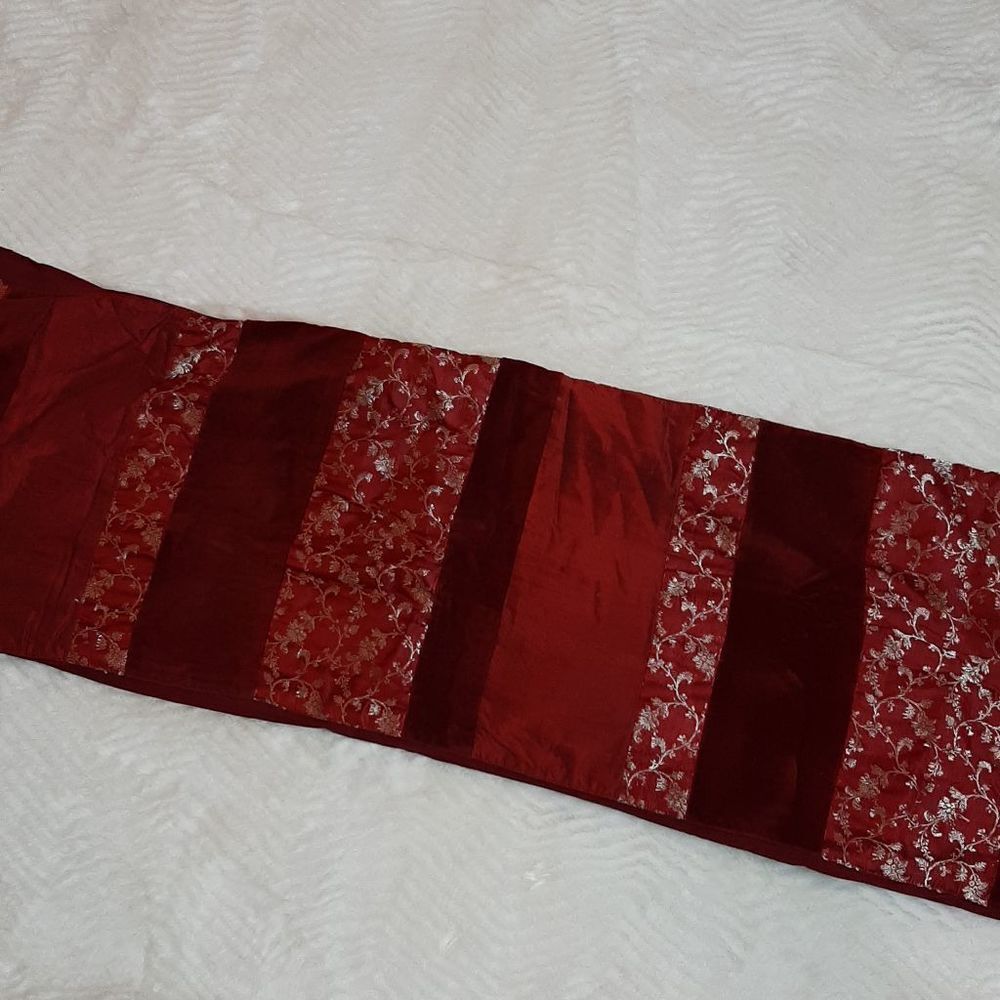 Crate & Barrel Christmas Red  Velour‎  Gold Engraved  Holly Table Runner 90 L - Picture 5 of 9